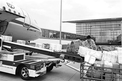 机场行李装卸员:每天搬运数万件行李